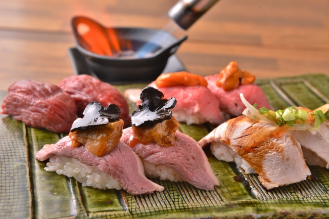 新鮮な馬肉をはじめ、牛や鶏、鴨など様々なお肉を職人が握ります